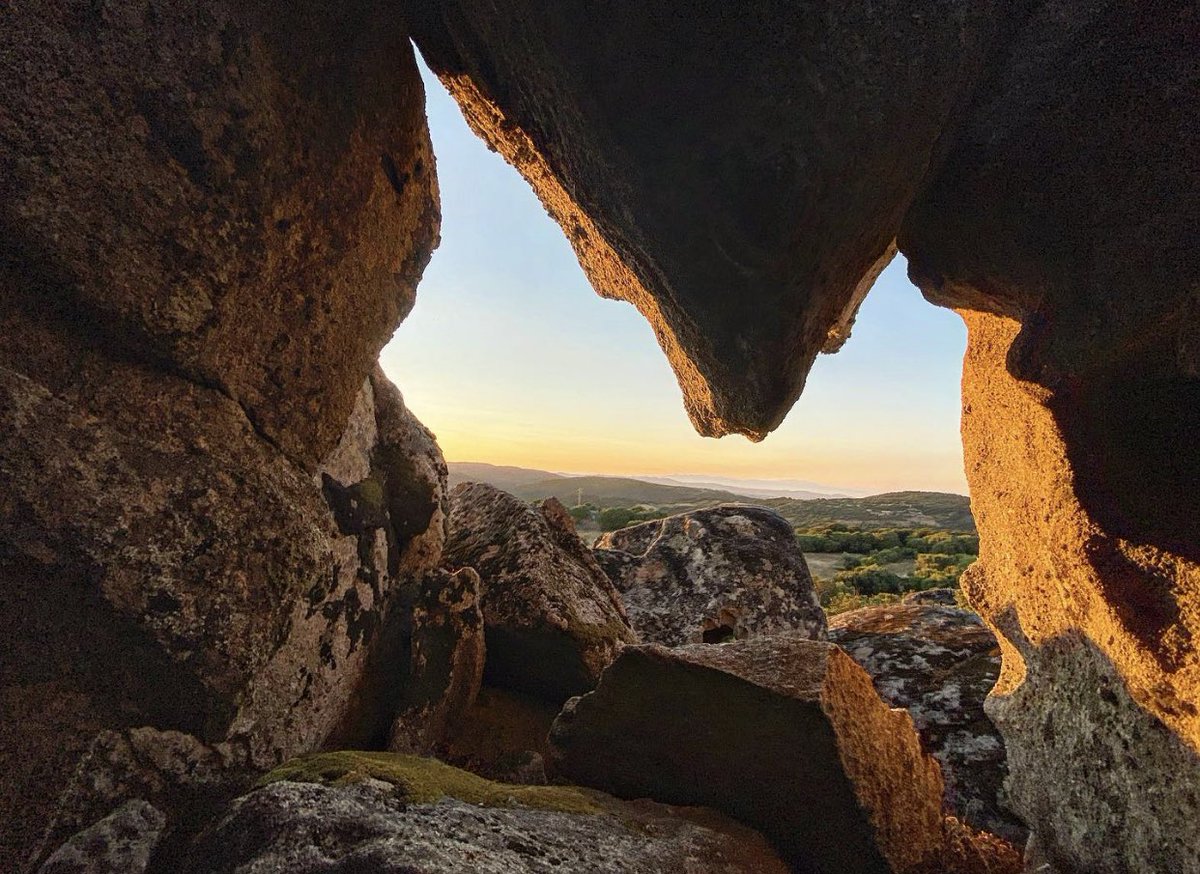 ☀️Colors of dawn - all’alba 

🪧Tafoni del #sitoarcheologico e belvedere Lu Naracu 
📍#SantAntonioDiGallura #LuNaracu #Santantoniodigalluraturismo #trekking #Sardegna