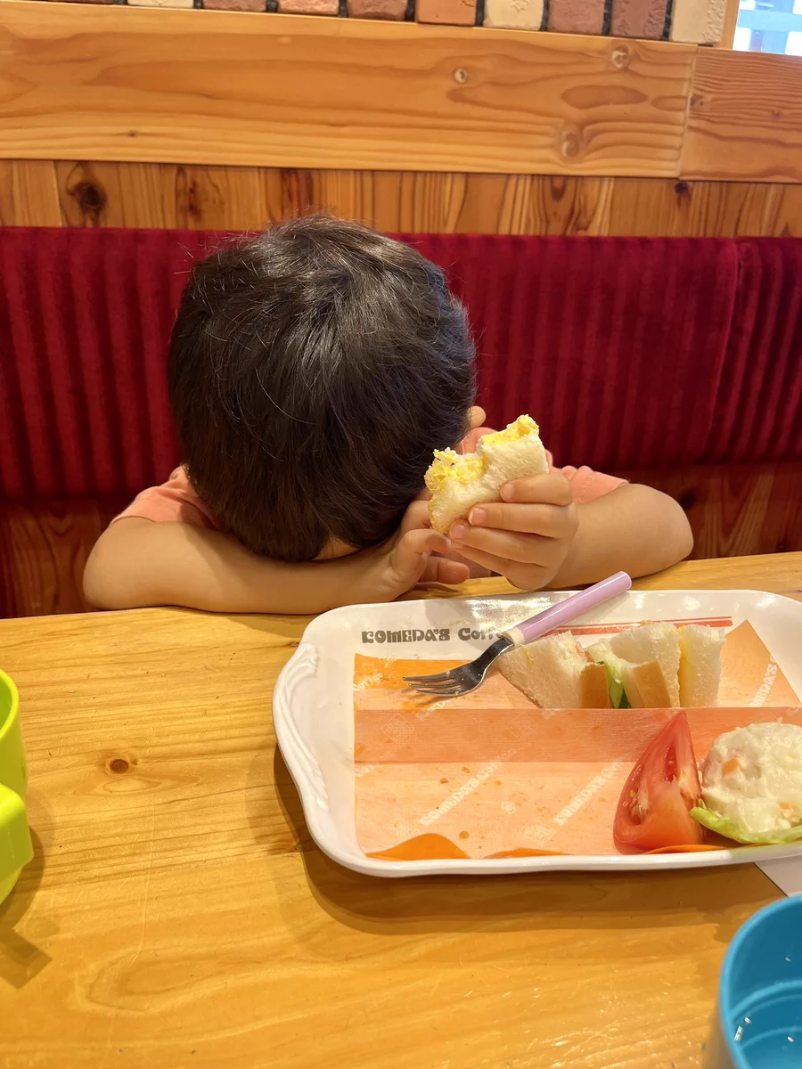 3歳がコメダ珈琲に敗北！「おなかいっぱい、まけた。」