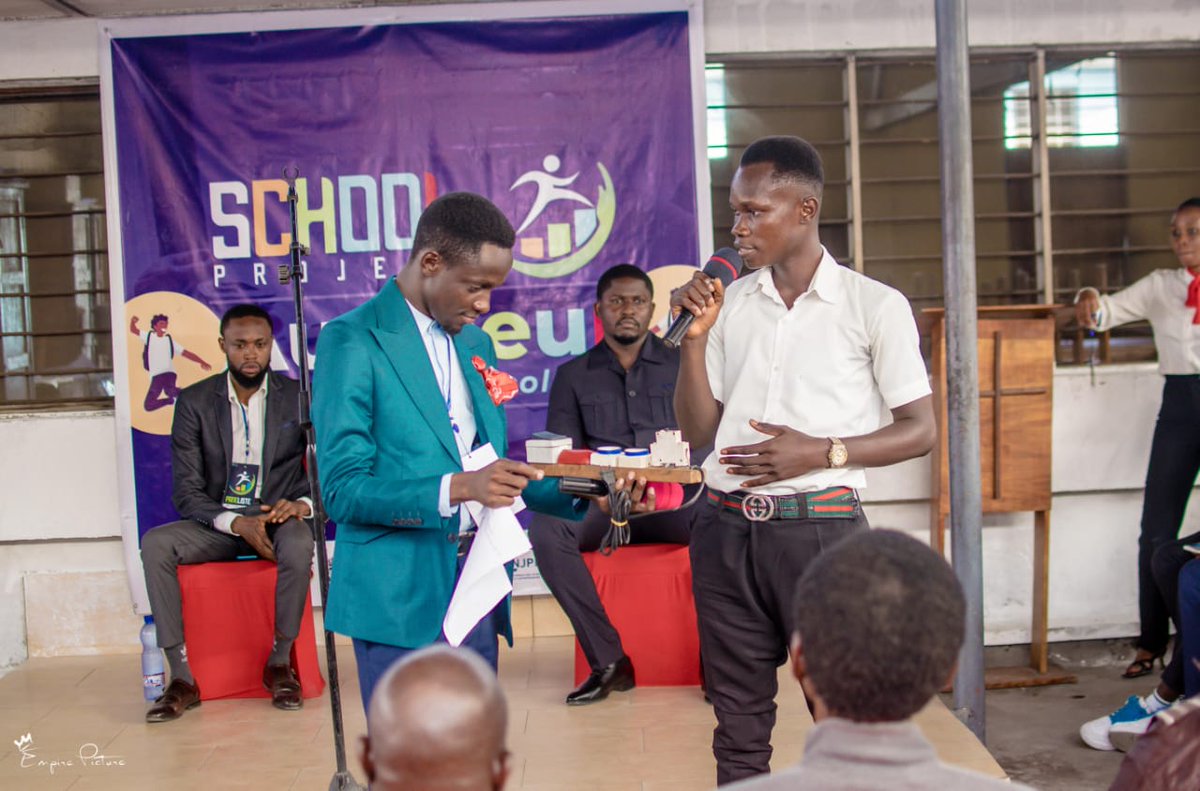 mutombokevin5's tweet image. Rien faire pour son pays, c'est tout faire pour le détruire.
#Bâtissons ensemble 
#je suis #Schoolprojets