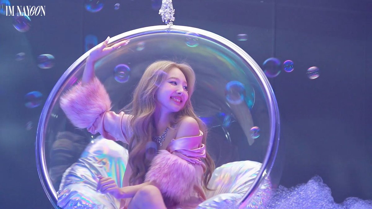 JYPETWICE's tweet image. NAYEON "POP!" M/V Behind the Scenes EP.02

❤YouTube: youtu.be/VGu8OJcR8oY
💚NAVER TV: tv.naver.com/v/27958502

❣Listen "IM NAYEON" HERE👇
NAYEON.lnk.to/IMNAYEON 

#TWICE #트와이스
#NAYEON #나연 #IM_NAYEON #POP❣ #PopPopPop