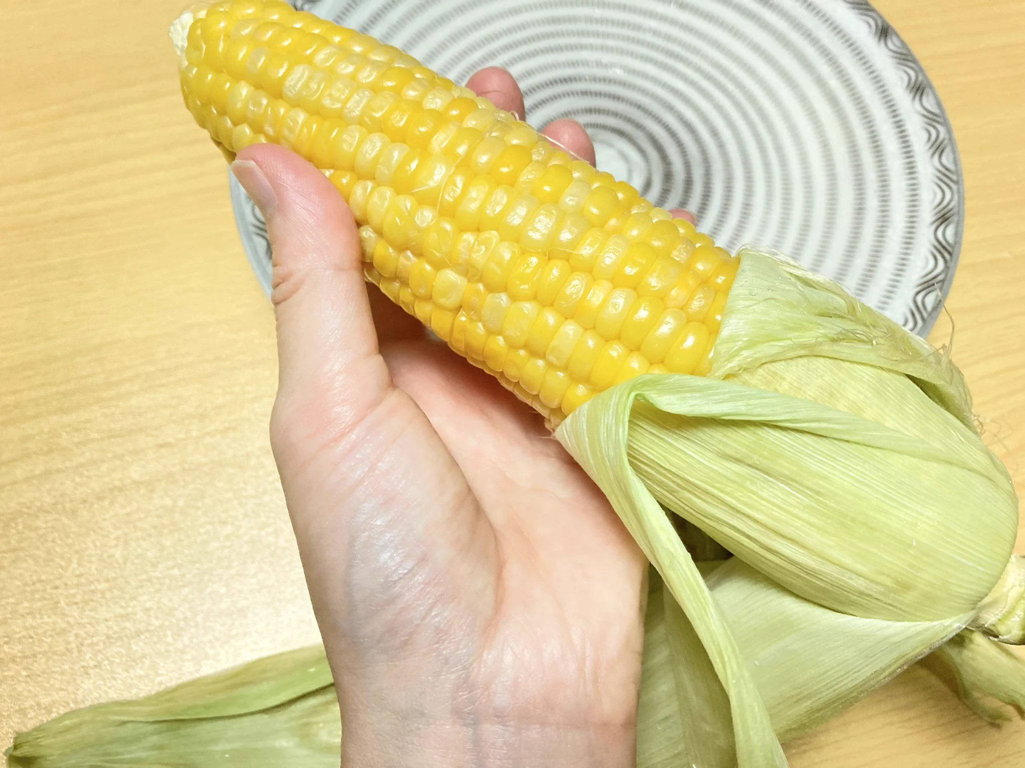茹でる必要が無いから簡単でお手軽！電子レンジを使った「とうもろこし」の加熱方法！
