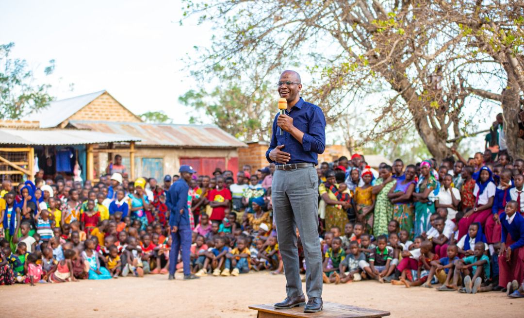 Eric__Bernard's tweet photo. "Kipindi naingia wizarani mwaka Jana mwezi wa tisa 2021 kulikuwa na Maombi ya Umeme 120,000 hii ilitufanya Tuweke mipango thabiti kukabiliana na Maombi hayo Mpaka sasa ni Maombi 30,000 tu ndo yamebaki hii ni kipindi Cha miezi Kumi tu nikiwa wizarani"
Waziri @JMakamba akiwa Geita https://t.co/vGfOpMsDFh