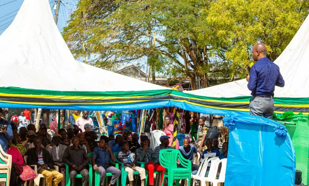 Eric__Bernard's tweet photo. "Kipindi naingia wizarani mwaka Jana mwezi wa tisa 2021 kulikuwa na Maombi ya Umeme 120,000 hii ilitufanya Tuweke mipango thabiti kukabiliana na Maombi hayo Mpaka sasa ni Maombi 30,000 tu ndo yamebaki hii ni kipindi Cha miezi Kumi tu nikiwa wizarani"
Waziri @JMakamba akiwa Geita https://t.co/vGfOpMsDFh