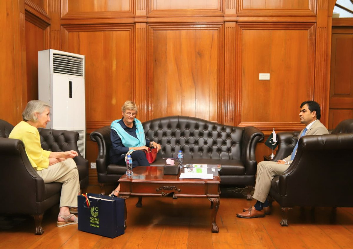 CommissionerKhi's tweet photo. H.E. Mrs. Birgit Kuhlmann, Deputy Head of Mission German Consulate in Karachi and Mrs. Simone Lenz, Director Goethe Institute Karachi, Cultural Institute of Germany in Karachi called on Commissioner Karachi, Mr. Muhammad Iqbal Memon on 14.07.2022. https://t.co/MI43GxpATI