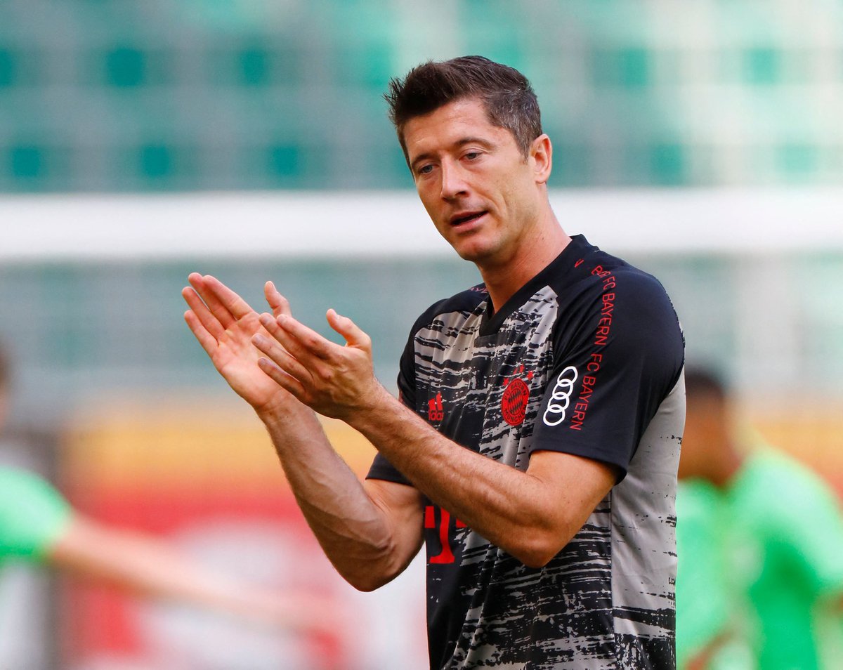 FabrizioRomano's tweet photo. Bayern director Hasan Salihamidžić on whether he had doubts Robert Lewandowski would go on strike: "No, never had”, told @cfbayern . 🚨🇵🇱 #FCBayern

“Robert is a top professional, I know him very well - never had any doubts that he may not show up for training”. https://t.co/EivOonrOrl