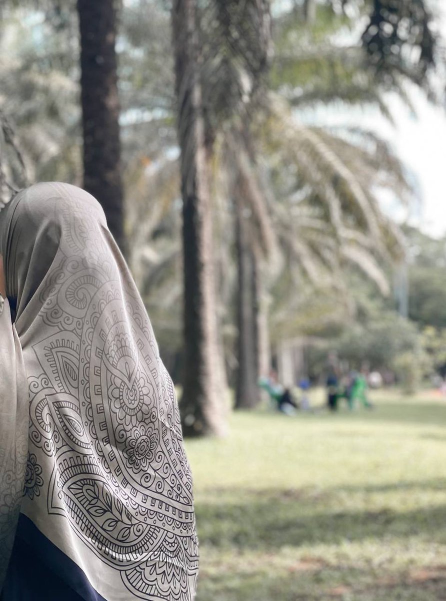 لا تستمع لإحباط الآخرين لك، فالحياة ما تزال متسعة، والخير مايزال باقٍ في قلوب بعض البشر وإن ندروا، وأحلامُك يمكنها أن تتحقق متى أصررت عليها بتوكلك على ربك ومواصلة سعيك، فلا تيأس مهما بلغ بك الضيق.. فالطريق ما يزال أمامك  والله ما يزال يدبر الكثير من المُفاجآت السارة من أجلك؛