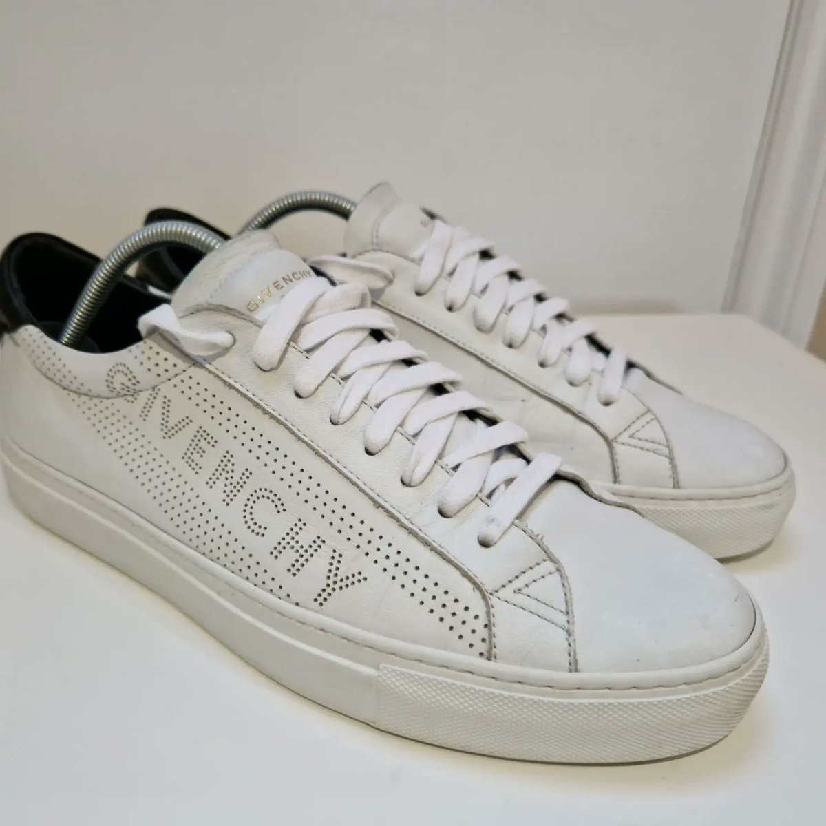Givenchey Mens 

Pretty battered up these. 
Good clean of soles and uppers
Minor scrapes on toe area painted out 
Laces Deep cleaned