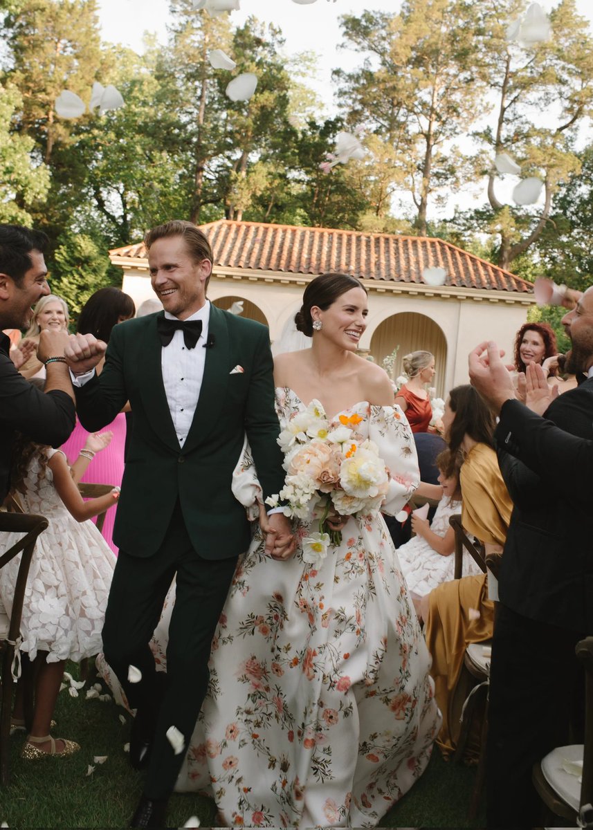 lnfosSeriesFR's tweet photo. #PHOTOS Sophia Bush et Grant Hughes à leur mariage. https://t.co/P1ZnJYaOIQ