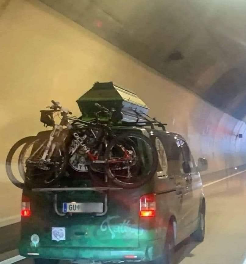 wohnwagenerst's tweet photo. Netzfund.....
Die Dachbox der etwas anderen Art 🙈😂 https://t.co/3Ilfr1ockN