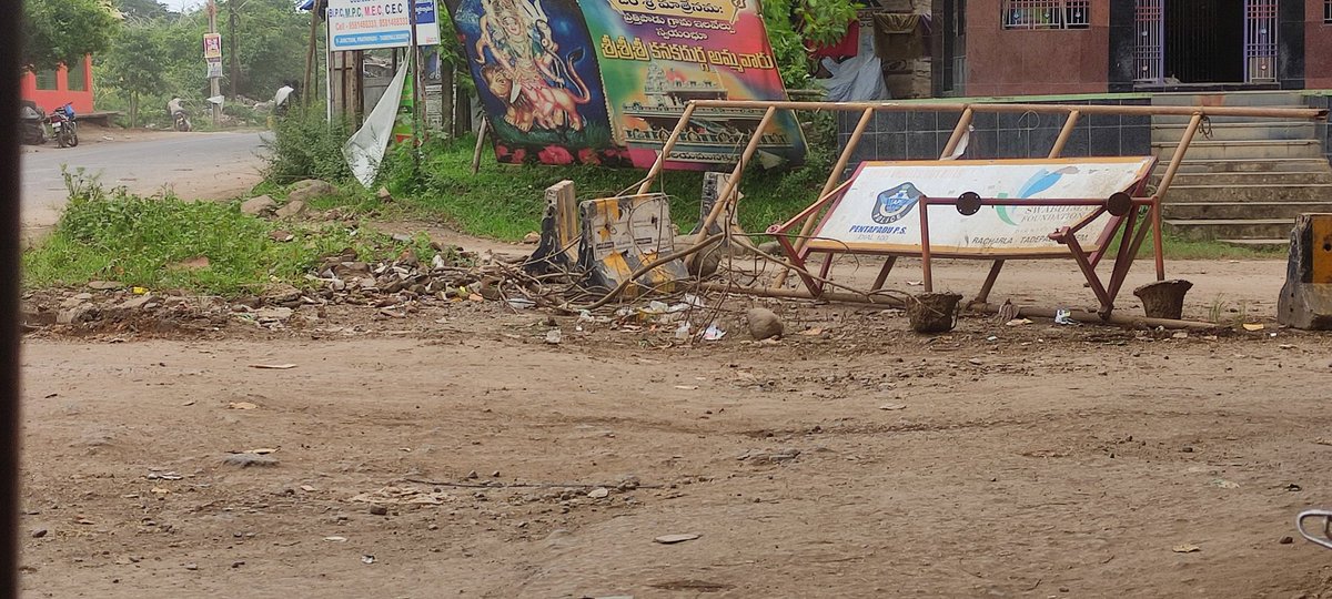 manikaly7an's tweet photo. Idhi Maa Guru Roads Situation 🤢🤢
#SaveApRoads #GoodMorningCMSir https://t.co/s59EPpOFGE