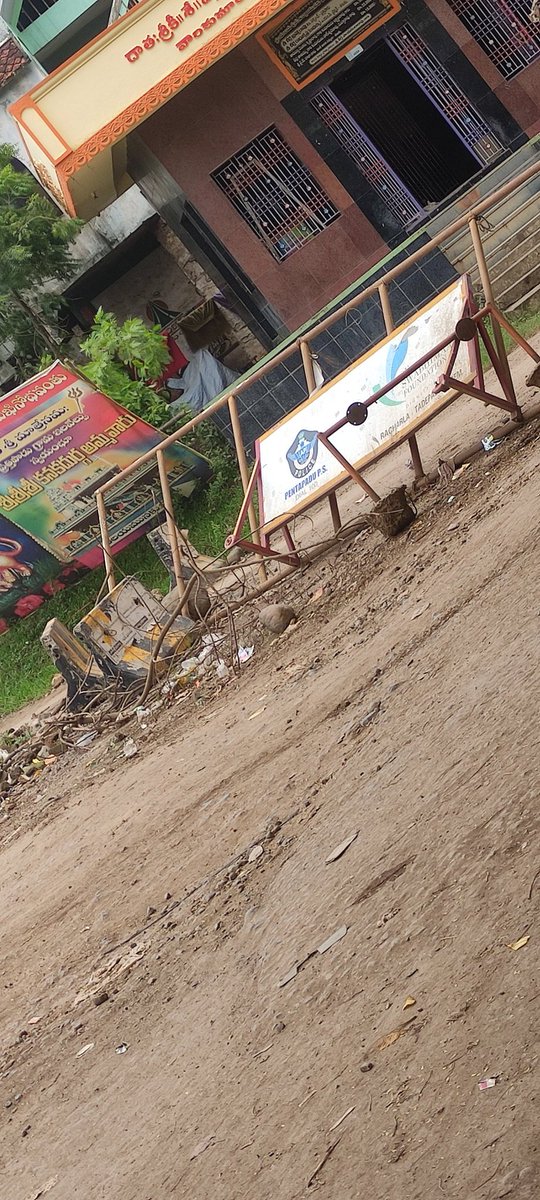 manikaly7an's tweet photo. Idhi Maa Guru Roads Situation 🤢🤢
#SaveApRoads #GoodMorningCMSir https://t.co/s59EPpOFGE