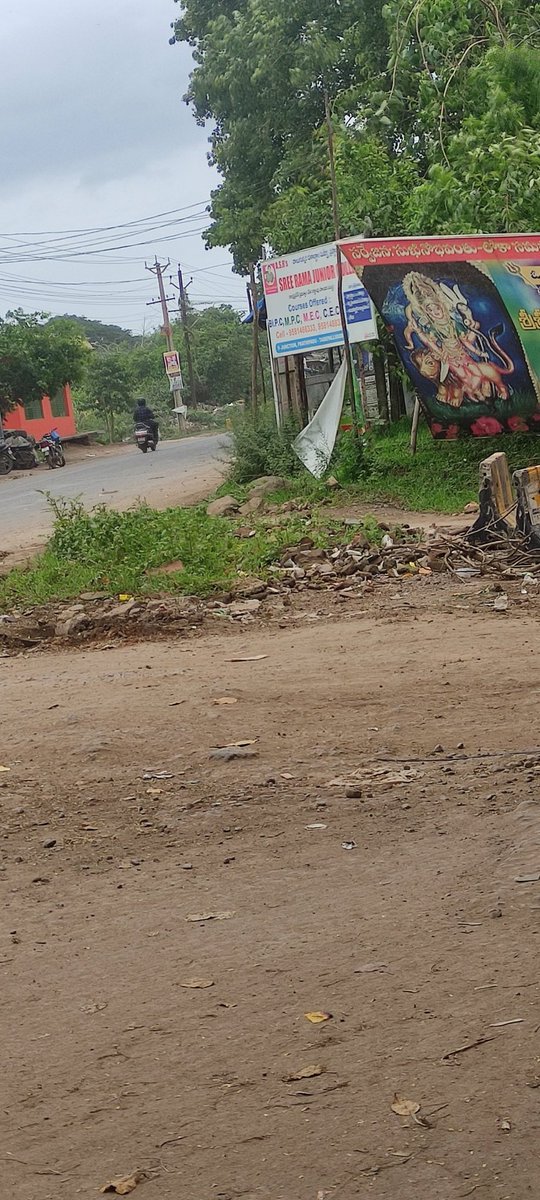 manikaly7an's tweet photo. Idhi Maa Guru Roads Situation 🤢🤢
#SaveApRoads #GoodMorningCMSir https://t.co/s59EPpOFGE