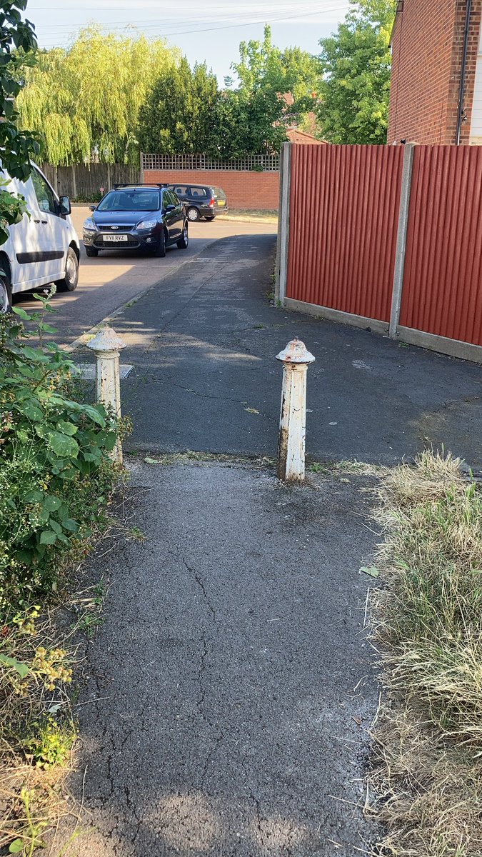 cycle_every_day's tweet image. Cycle path through here please St Albans Council