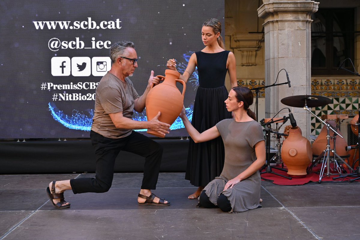 SCB_iec's tweet photo. Després de la vetllada d'ahir, només ens falta donar-vos les gràcies a tots i totes les que vàreu fer possible una vegada més la Nit de la Biologia #NitBio2022! ✨
Enhorabona als finalistes i guanyadors dels #PremisSCB2022👏 Esperem retrobar-vos l'any vinent amb més #biologia! https://t.co/cug7HSH5Yh
