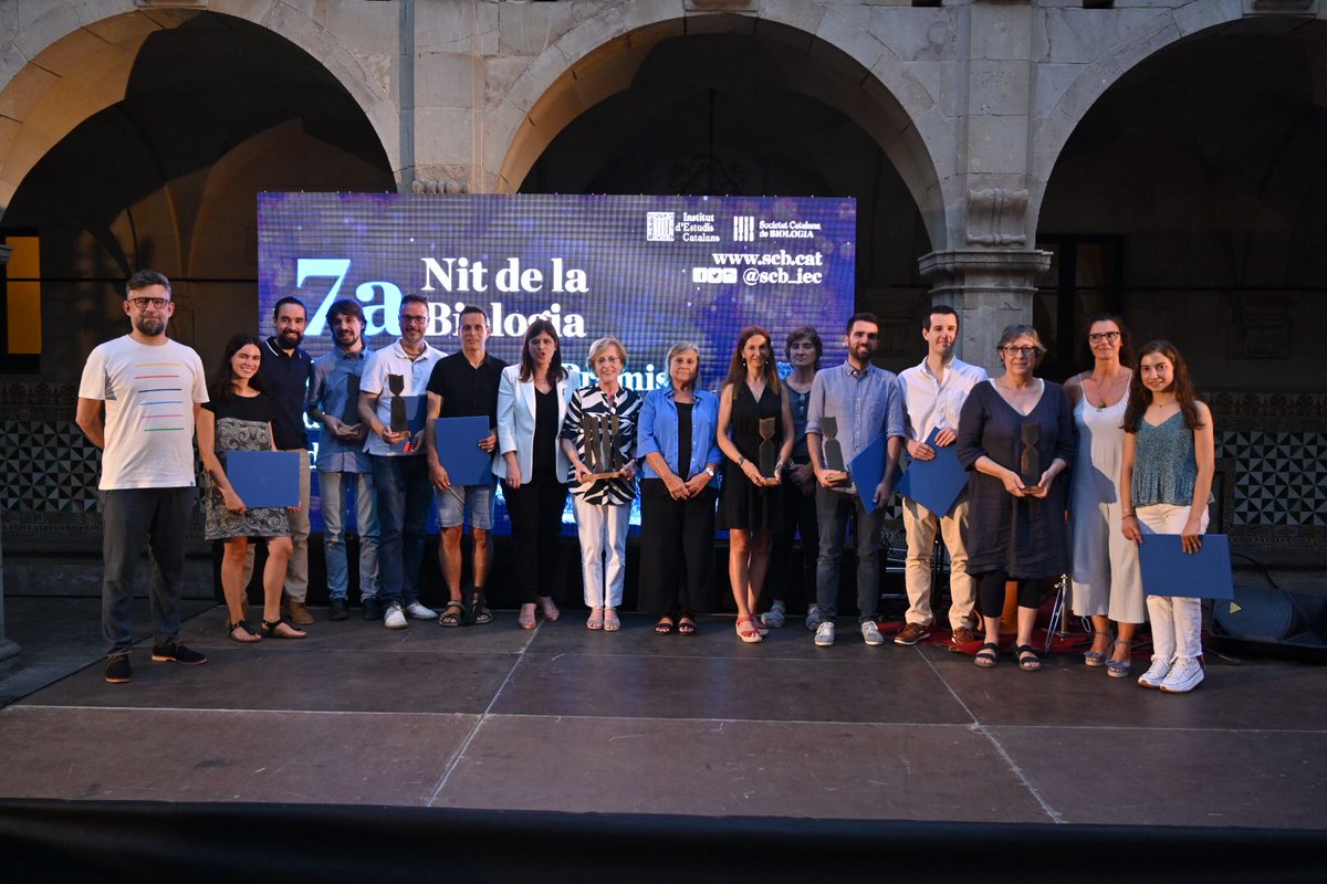 SCB_iec's tweet photo. Després de la vetllada d'ahir, només ens falta donar-vos les gràcies a tots i totes les que vàreu fer possible una vegada més la Nit de la Biologia #NitBio2022! ✨
Enhorabona als finalistes i guanyadors dels #PremisSCB2022👏 Esperem retrobar-vos l'any vinent amb més #biologia! https://t.co/cug7HSH5Yh