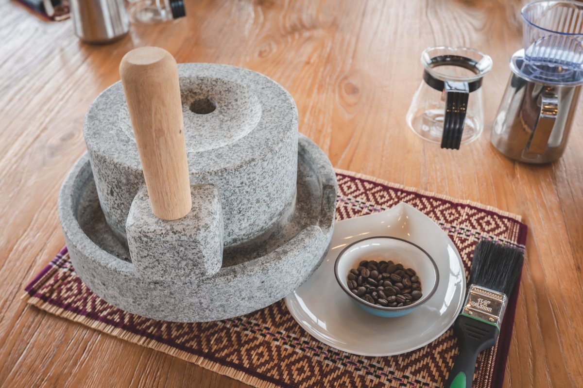 KoreanTravel's tweet photo. Using #traditional Korean millstone to grind coffee?!😃
Make a hand drip coffee with softly grounded coffee!😄
Who wants a taste?!😘

📍 Spirited Garden: https://t.co/ffY2w6e3m7 https://t.co/4RZYqI8oMA