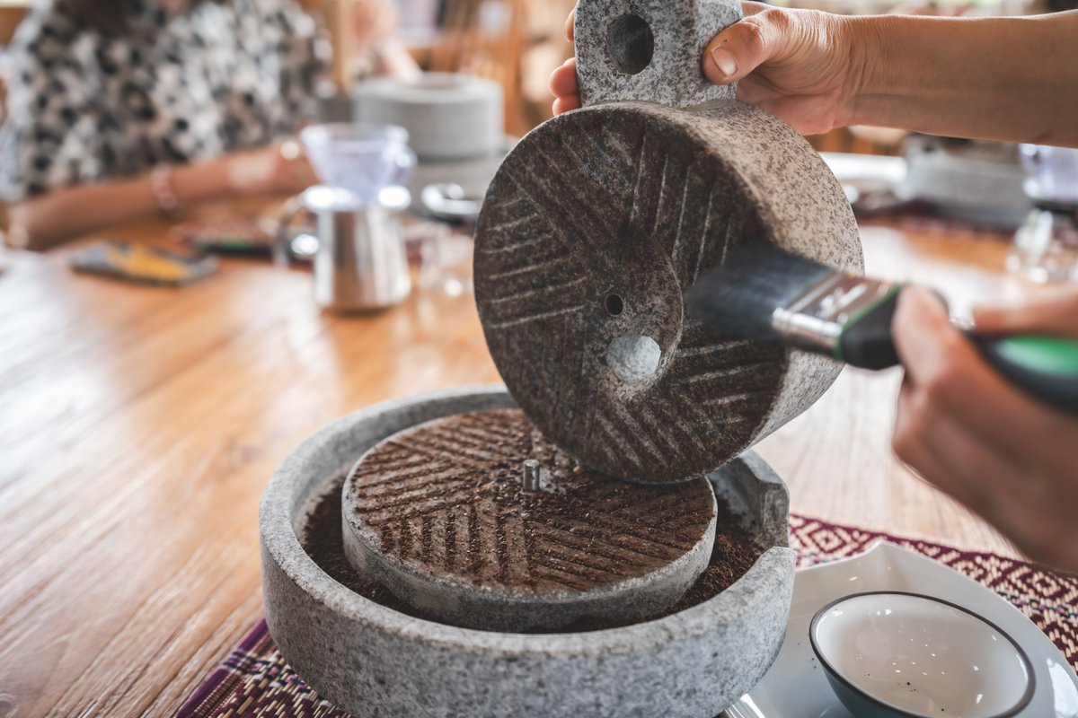KoreanTravel's tweet photo. Using #traditional Korean millstone to grind coffee?!😃
Make a hand drip coffee with softly grounded coffee!😄
Who wants a taste?!😘

📍 Spirited Garden: https://t.co/ffY2w6e3m7 https://t.co/4RZYqI8oMA