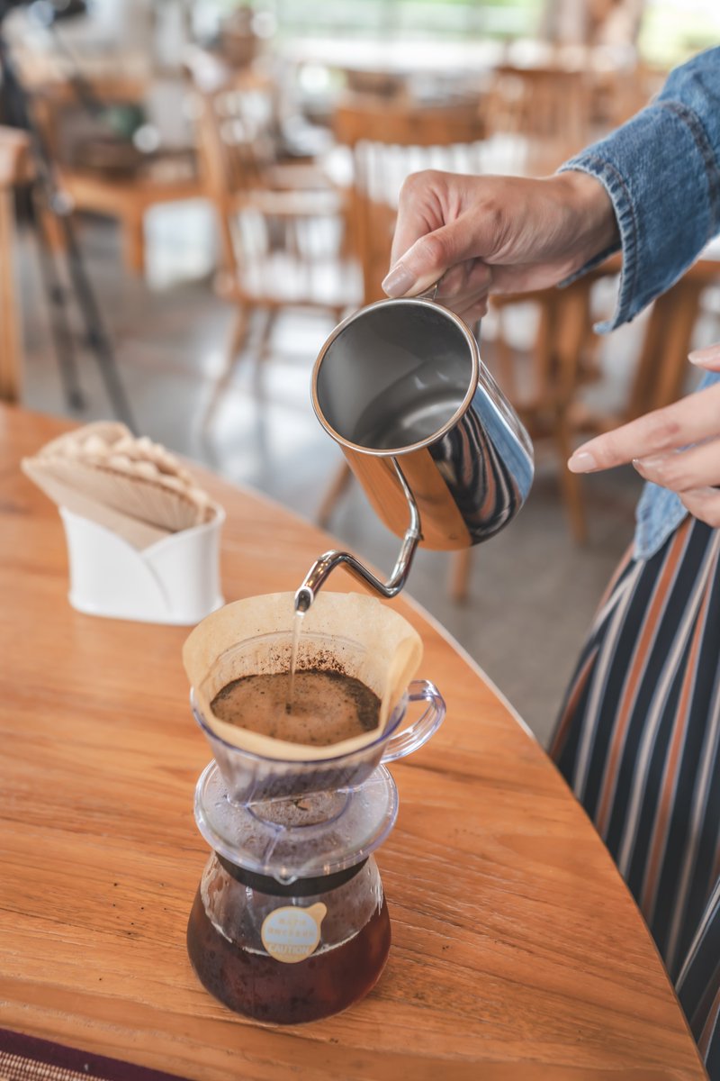 KoreanTravel's tweet photo. Using #traditional Korean millstone to grind coffee?!😃
Make a hand drip coffee with softly grounded coffee!😄
Who wants a taste?!😘

📍 Spirited Garden: https://t.co/ffY2w6e3m7 https://t.co/4RZYqI8oMA