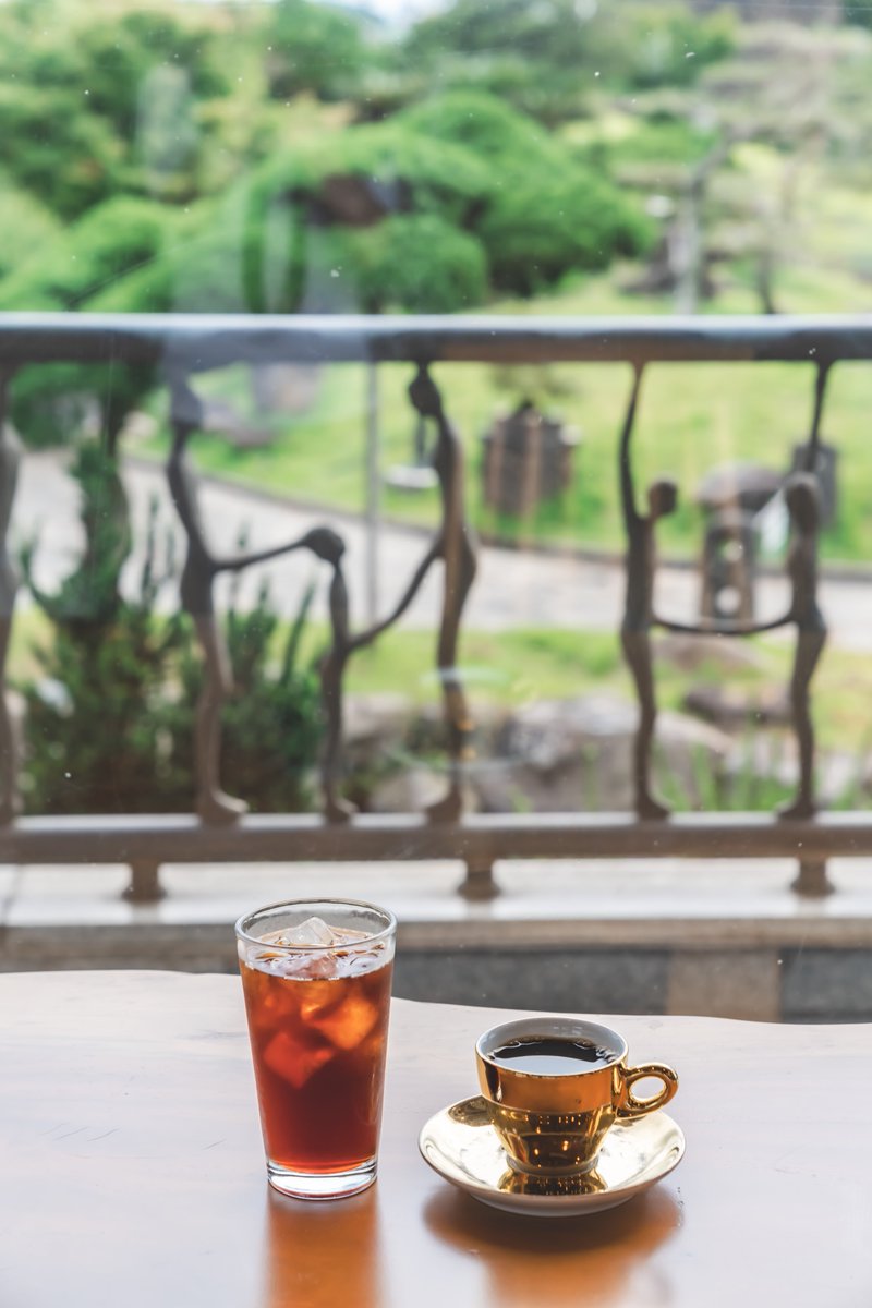 KoreanTravel's tweet photo. Using #traditional Korean millstone to grind coffee?!😃
Make a hand drip coffee with softly grounded coffee!😄
Who wants a taste?!😘

📍 Spirited Garden: https://t.co/ffY2w6e3m7 https://t.co/4RZYqI8oMA