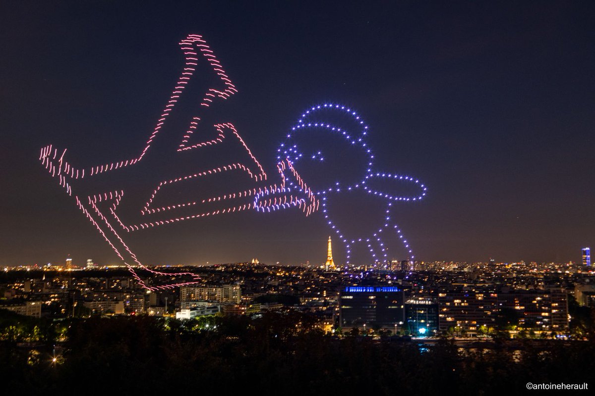 EDrotek's tweet photo. Toute l'équipe Drotek est très fière de la belle prestation de Magic Drone pour la Summer Party de LVMH ! Félicitations pour le travail accompli 🎉✨🤩

📸: Antoine Herault

#dronelightshow #drone #lightshow #MagicDrone #LVMH #LouisVuitton #Drotek #madeinfrance https://t.co/5AaBrtRxfx