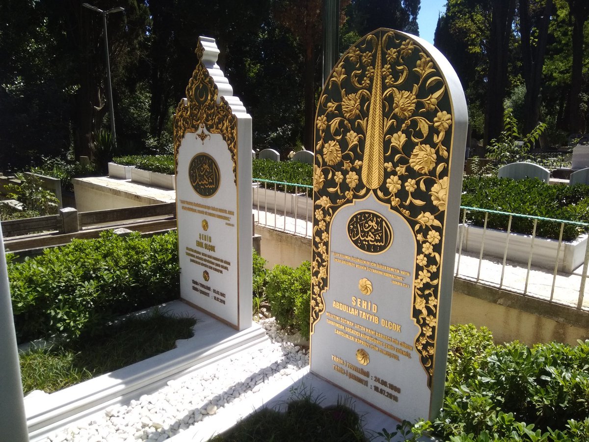 Gökten ecdâd inerek öpse o pâk alnı değer. 
Bedr'in arslanları ancak, bu kadar şanlı idi. 
Size dar gelmeyecek makberi kimler kazsın? 
' Gömelim gel sizi tarihe ' desem, sığmazsınız! 🇹🇷

#15Temmuz