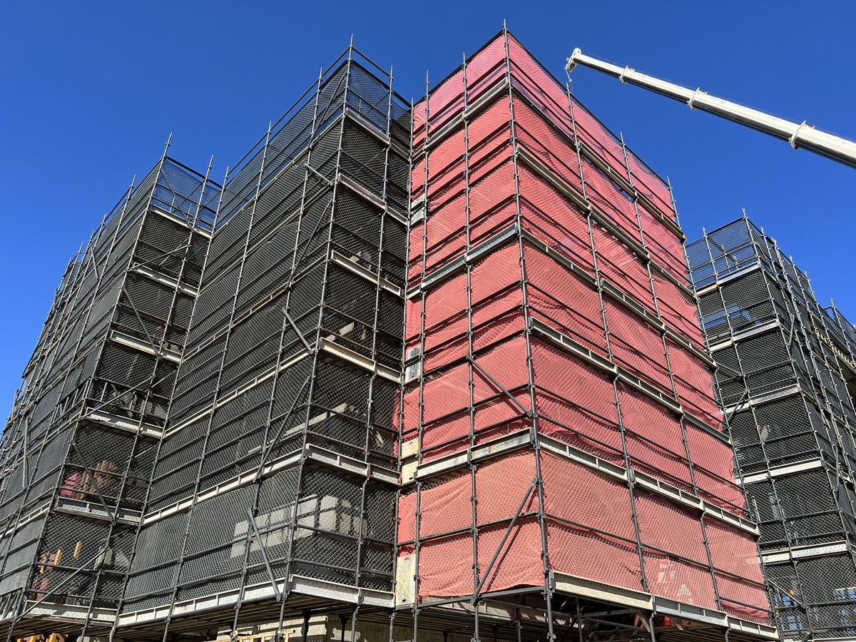 MarkSpeakman's tweet photo. 🏥 Today’s “topping out” ceremony at #SutherlandHospital marks the new $88.m operating theatre / endoscopy suite / MRI complex reaching its highest point.
👩⚕️🧑⚕️https://t.co/VF9gV799fs https://t.co/I4TmvYcJ2j