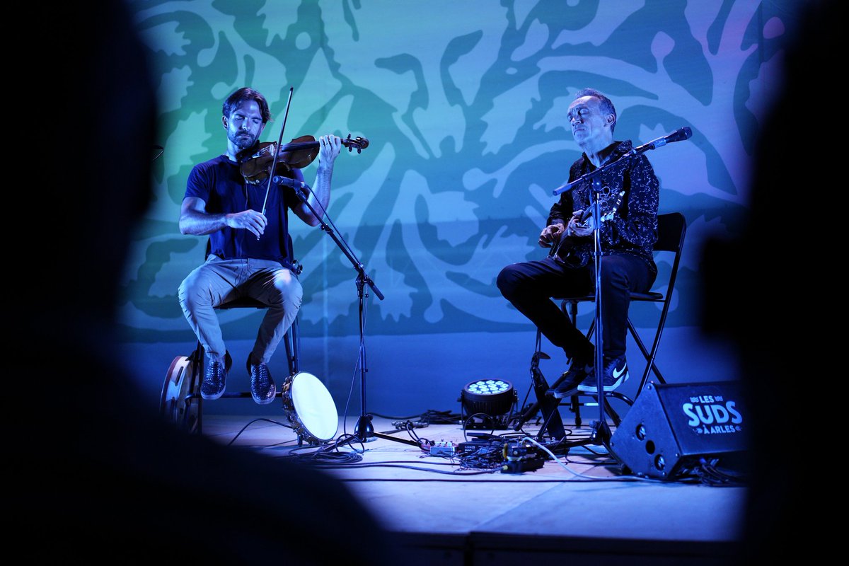 LoDucaR's tweet photo. 14-07-2022 --> Justin Adams (Angleterre) et Mauro Durant (Italie) ont ensorcelé le public de Croisière ! @Suds_a_Arles #concert #festival #arles #justonadams #maurodurant #lo_duca #rémi https://t.co/fgEUMgorSo