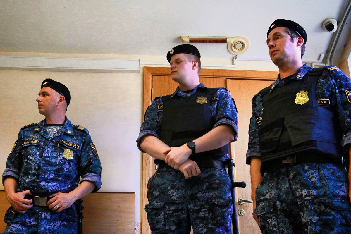 At the latest hearing, the court decided to prolong Sasha’s arrest—the most severe pre-trial measure, typically used in violent crime cases. Why does the investigator insist on it, despite Sasha’s serious health problems? We explain with the help of lawyer Yana Nepovinnova 1/🧵