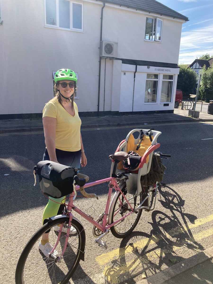 cycle_every_day's tweet image. Just met the lovely Helen who lives round the corner from me - this is the the bike she takes her kids to school on, with tailgater. She told me, ‘I’ve cycled all over the world and St Albans is the most dangerous place I’ve ever cycled!’