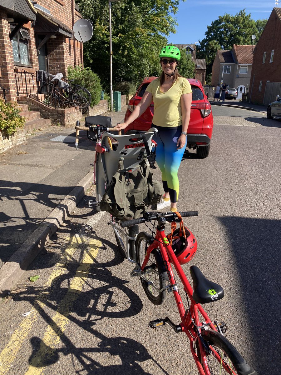 cycle_every_day's tweet image. Just met the lovely Helen who lives round the corner from me - this is the the bike she takes her kids to school on, with tailgater. She told me, ‘I’ve cycled all over the world and St Albans is the most dangerous place I’ve ever cycled!’