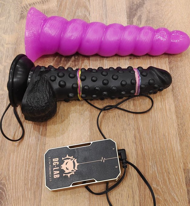 最近诸事不顺，QQ也被封了_&sect;:з)))」&ang;)_。新的内容也完全没有想法。每天在自我否定和沮丧中摸鱼。想给<喷射的黑蔷薇>加上电击功能，在抽插的同时给前列腺电击(想必这一枪下去我会哭着喷很远吧&hellip;)但是还有几个技术问题没有解决。<a href="/tag/cd"class="tags"><span>#cd</span></a><a href="/tag/crossdresser"class="tags"><span>#crossdresser</span></a><a href="/tag/sissygasm"class="tags"><span>#sissygasm</span></a><a href="/tag/%E5%81%BD%E5%A8%98"class="tags"><span>#偽娘</span></a><a href="/tag/%E5%89%8D%E9%AB%98"class="tags"><span>#前高</span></a><a href="/tag/%E6%A6%A8%E7%B2%BE"class="tags"><span>#榨精</span></a><a href="/tag/spu"class="tags"><span>#spu</span></a>