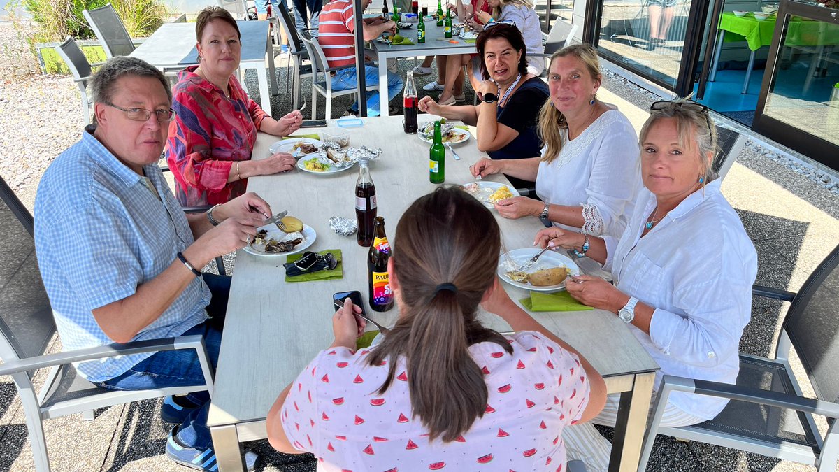 Auf die Party...fertig, los...das war die 𝗔𝗳𝘁𝗲𝗿𝘄𝗼𝗿𝗸 𝗕𝗕𝗤 𝗣𝗮𝗿𝘁𝘆 𝗯𝗲𝗶 𝗲𝘀𝘁𝗼𝘀! 😎🍺
Es wurde viel gegessen und gelacht - die Stimmung war einfach großartig! 🎉🤩
Liebe Grüße an alle von dem ganzen estos Team, bald ist Wochenende 😉
#team #estos #afterworkparty