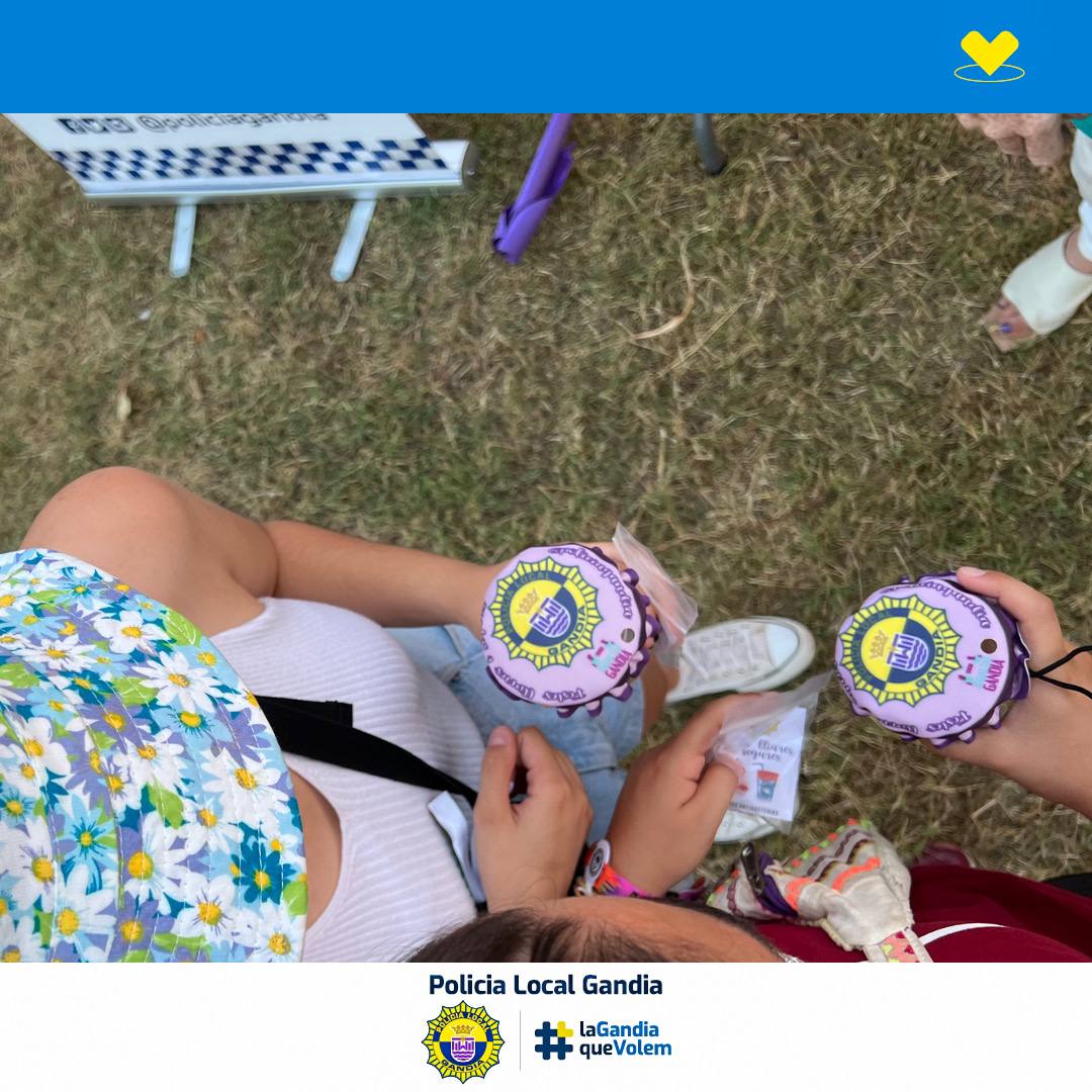 PLGandia's tweet photo. 🙋Hey! Si hoy vuelves al Pirata recuerda usar la vía segura. Está marcada en las aceras 👣.
Además, si pasas por el punto violeta🌈, te podrán explicar lo útil que puede resultar cubrir tu consumición 🥃 con las tapas que hemos diseñado.
#igualdat #laGandiaquevolem #piratarock https://t.co/MHZJv0kdcO