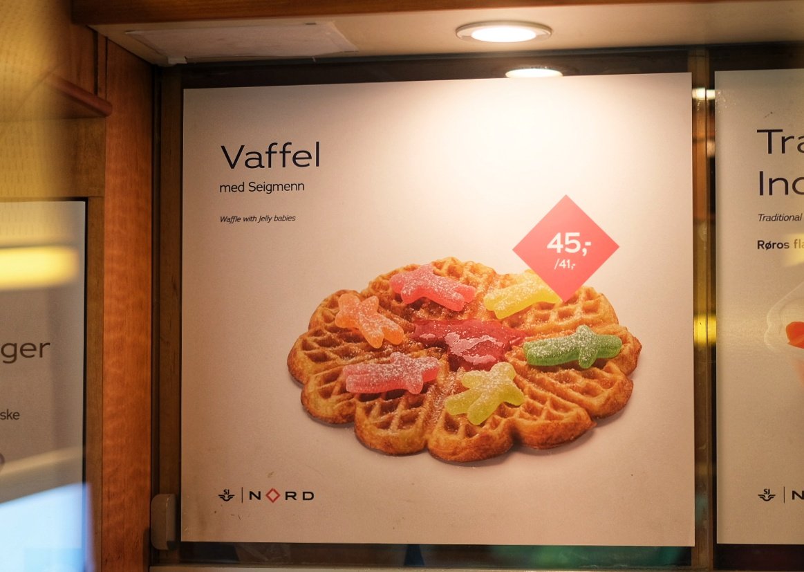 _DiningCar's tweet photo. 🇸🇯🧇 This waffle with wine-gum-humans around jam-blood splatter at the #SJNord🇸🇯 #diningcar is clearly among the strangest meals on rails... even 🇳🇴's food industry's committee said in 2020 that its poster is in violation of the guidelines 🤪.

✅ I HAD to try it today 🤝😉😅! !B https://t.co/ixzdexYvXA