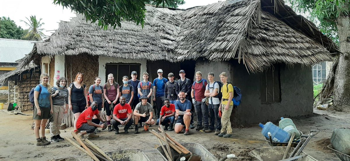 #TeamChungwa have been busy building muma’s mud hut in Muhaka this morning😍 #housingandwelfare #dosomethingamazing <a href="/CampsInt/">Camps International</a> #campseffect