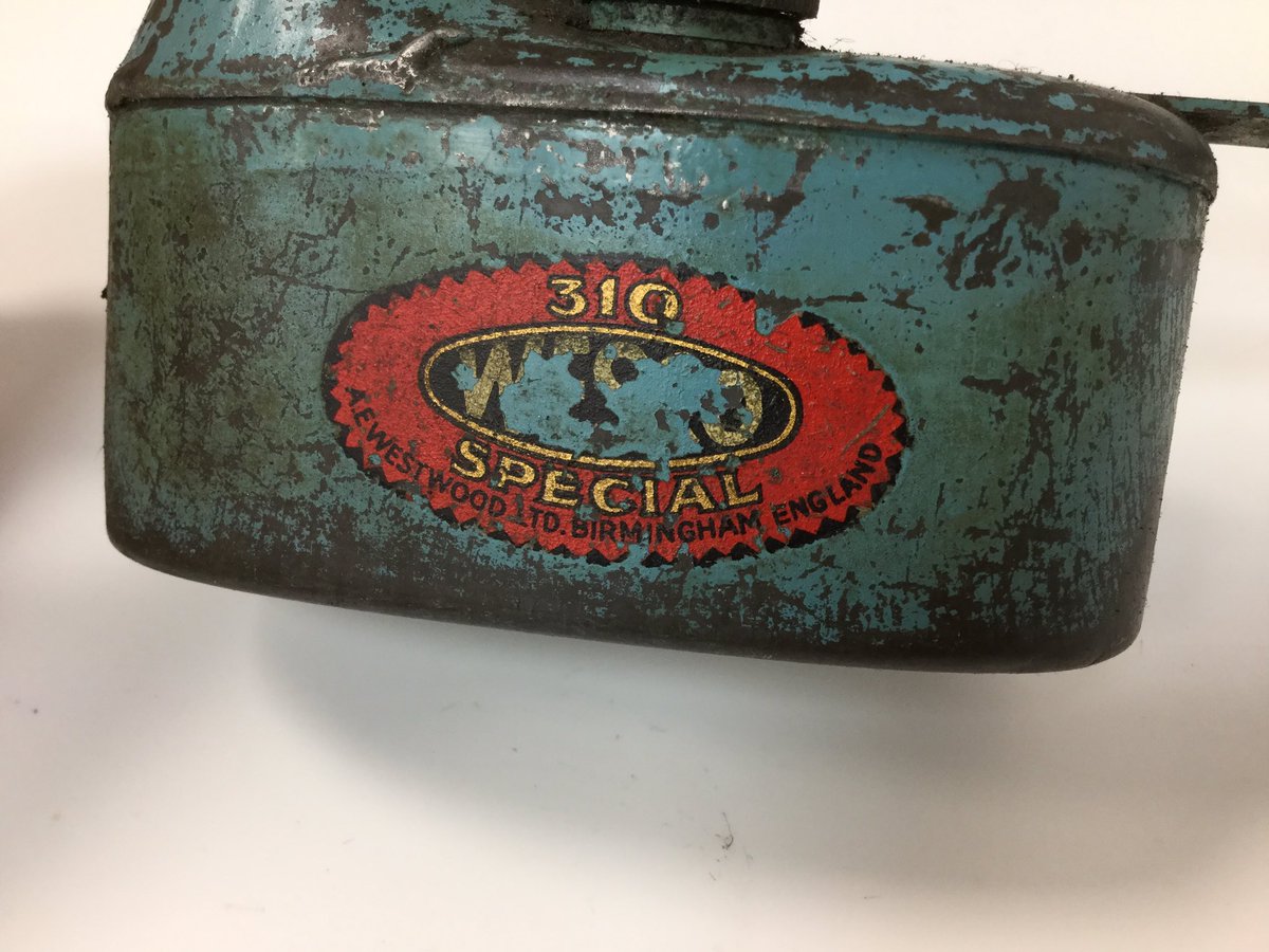oldschooltools's tweet photo. That feeling when you see something you would just love to own #Automobilia #engineering #modemaking #oilcan https://t.co/59hdIaluoC treat yourself ๐ค https://t.co/oVvw8wh9tj