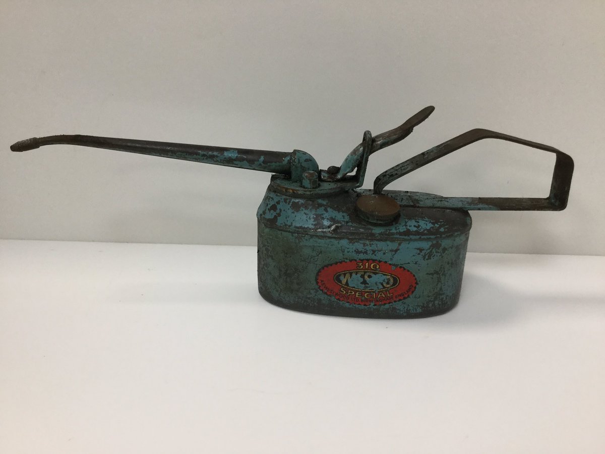 oldschooltools's tweet photo. That feeling when you see something you would just love to own #Automobilia #engineering #modemaking #oilcan https://t.co/59hdIaluoC treat yourself ๐ค https://t.co/oVvw8wh9tj