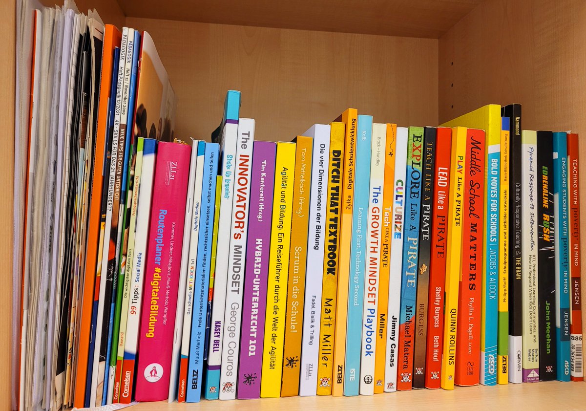 MrsStoffregen's tweet photo. Das Bücherregal fertig sortiert und ziemlich viel Literatur (wieder-)gefunden, die ich ohne das #twlz NIE entdeckt hätte,völlig klare Leseempfehlung!!!
#tlapGer #teachingELA #Schuleneudenken https://t.co/q3OgK5xu1N