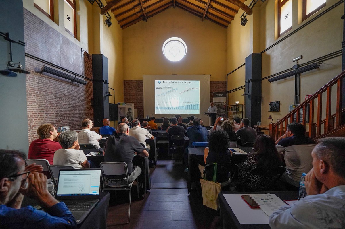 hazifundazioa's tweet photo. 🍇Las bodegas de Euskadi analizan las nuevas tendencias en el sector del vino en un curso en Zalla organizado por el Gobierno Vasco, HAZI y Ardoa #BasqueWineOffice, en el marco de los XLI Cursos de Verano de la EHU-UPV.

vía @OeMv_Vino 

🔗https://t.co/krKALE3MGh

#cursosverano https://t.co/FD340dCZoA