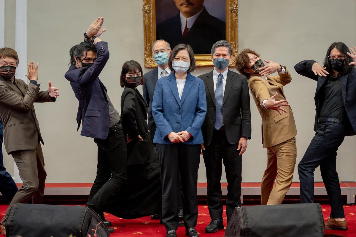 maofuyuki130214's tweet photo. These JOJO POSE comes from Taiwan President and Grammy Award-winning Taiwanese group.
#jojo #POSE #taiwan #tsaiingwan #pakelang #grammy https://t.co/q2OLoNdU7l