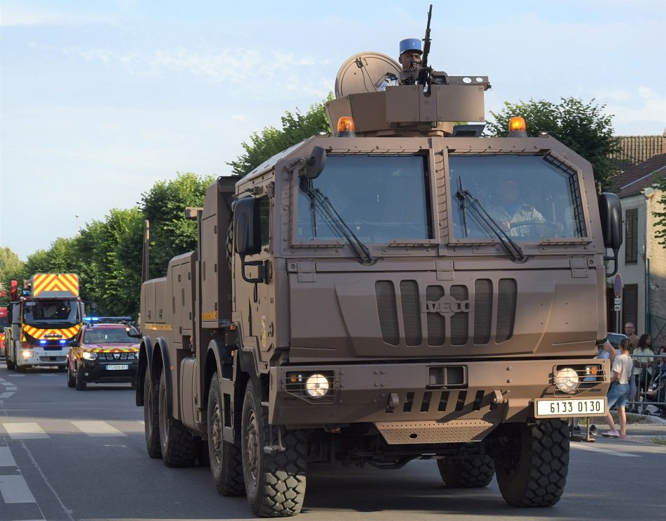 CDC_8eRMAT's tweet photo. Magnifique cérémonie du #14juillet à @ChalonsAgglo présidé par le @Prefet51 et sous l’autorité militaire du GDI NICOL, @COM_E2CIA. #SoldatDeFrance #PartagerLaFlamme @armeedeterre @armeeszne https://t.co/bLvK16AR1j