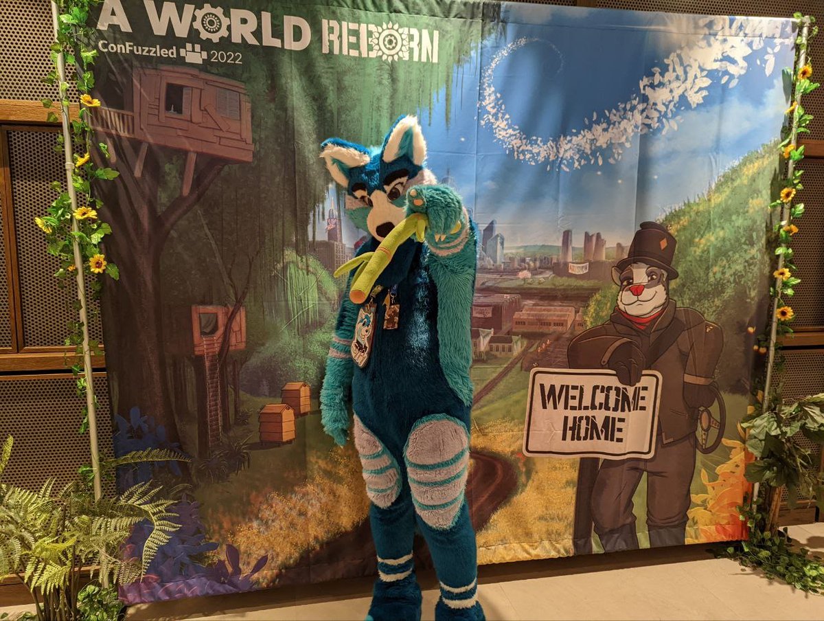 Syfy_Panda's tweet photo. You! Yes you! Have a happy #FursuitFriday!
#fursuit #furry #Confuzzled22 #redpanda #Wah #bamboo https://t.co/JWQX8IjHlb