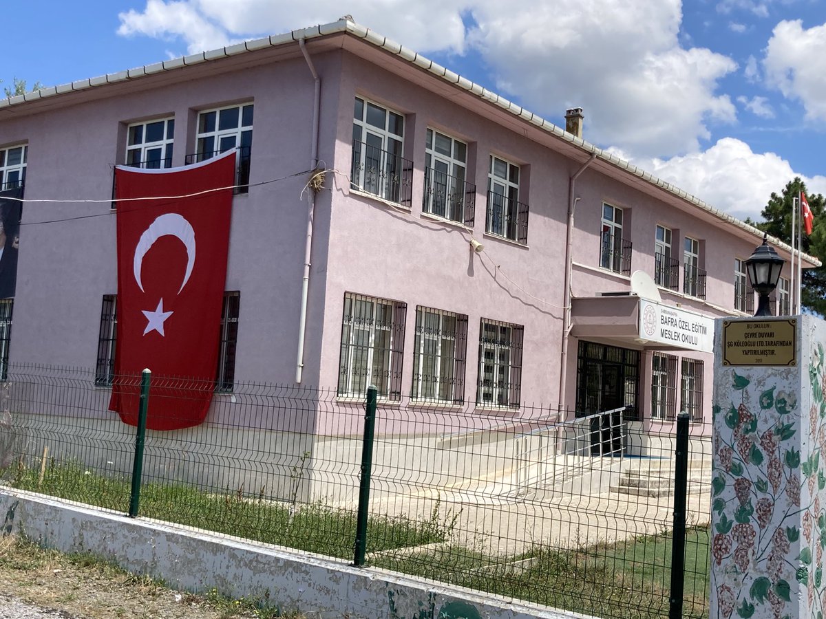 #15Temmuz Demokrasi ve Milli Birlik Günü'nde tüm şehitlerimizi rahmet, gazilerimizi minnetle anıyoruz. 🇹🇷