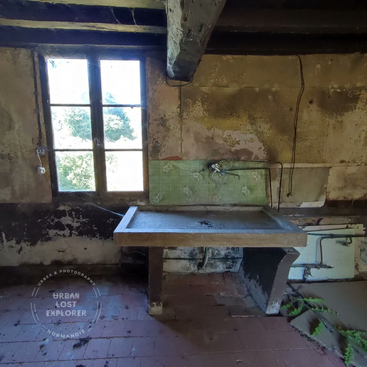 UrbanLostExplor's tweet photo. 🚸🏴‍☠️ Maison abandonnée • Terroir normand 
➖➖➖➖➖➖➖➖➖➖➖➖➖
Quelque part dans le Calvados 🍎
[https://t.co/Kdkgz0iQZ3]

#abandonedmansion #abandonedhouse #normandie #paysdauge #photo #urbex #urbexphotography #urbexfrance #urbanexploration #lostplaces #abandonedplaces https://t.co/x6MPm2UvgJ