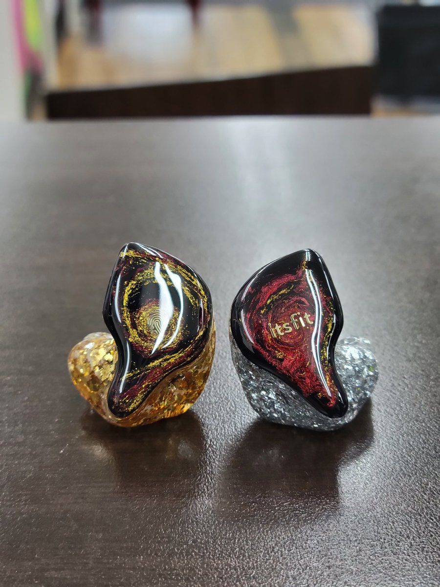 eear_Macho's tweet photo. #カスタムIEM完成品のご紹介❗
itsfit/FUSION

Faceplate[L][R] : MULTIVERSE MERCURY 

Shell[L] : Gold leaves
Shell[R] : Silver leaves

⬇️製品情報
https://t.co/4InGoWap4W

#itsfit #e_earphone #eearphone #ciem #customiem #custominears #eイヤホン https://t.co/WiUbtddweI