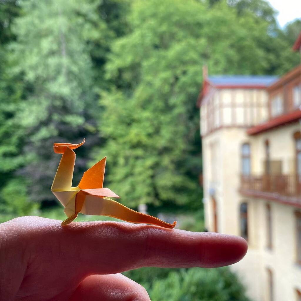 origamitraces's tweet photo. Little dragon.
Thanks @katcookie13 for sharing this super cute dragon!!
Tutorial on Easy origami YouTube channel.
This one will definitely multiply🥰🐉🥰
#origamitraces #origami #dragon #littledragon #easyorigami #harmonypaper #parkhotelvalkenburg https://t.co/dqBIv4P3TZ https://t.co/jB69zK6BiT