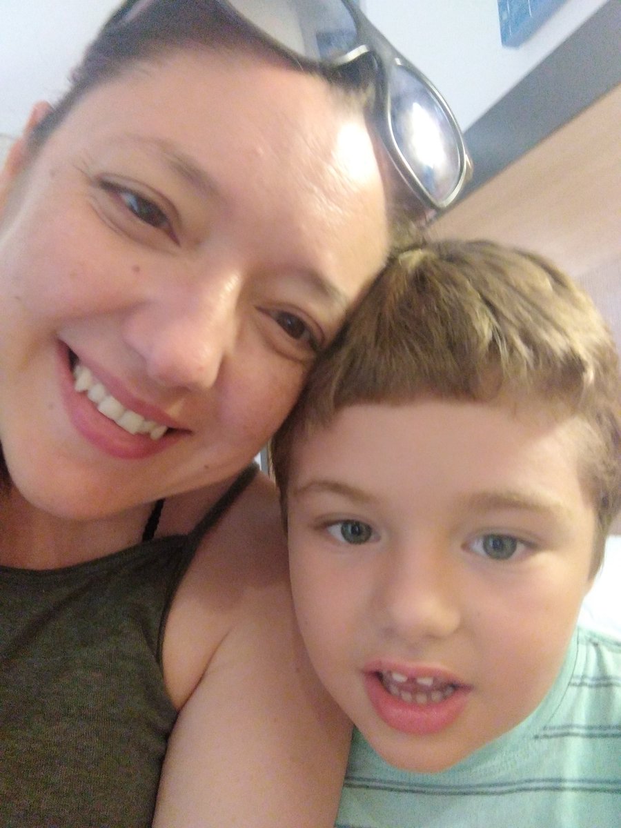 pikyguasona's tweet photo. Mi hijo lleva un año trabajando mucho, su progreso es asombroso, su capacidad para adaptarse a nuevas situaciones, su comprensión y sobre todo su autocontrol.
Ser mamá azul no es fácil, pero joder! Cuanto quiero a mi niño, cambio sacrificio por su sonrisa #Rusico 💙 https://t.co/rSF6UVCDXp