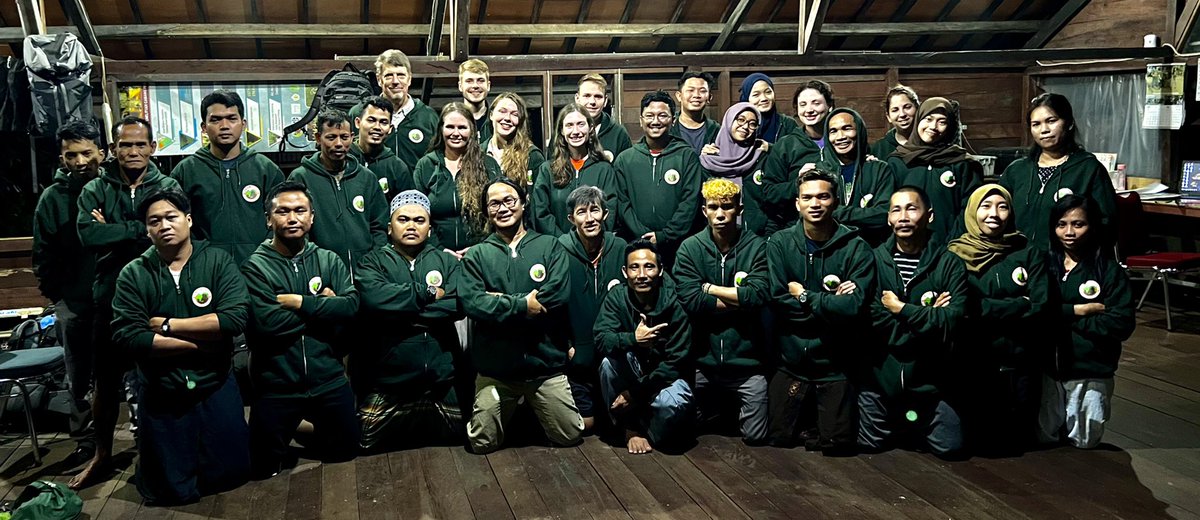 We’re so excited to have some of our US-based team back in Indonesia for the first time in 3 years! First task at the research station — take lots of photos in our new matching hoodies! 🇮🇩🦧