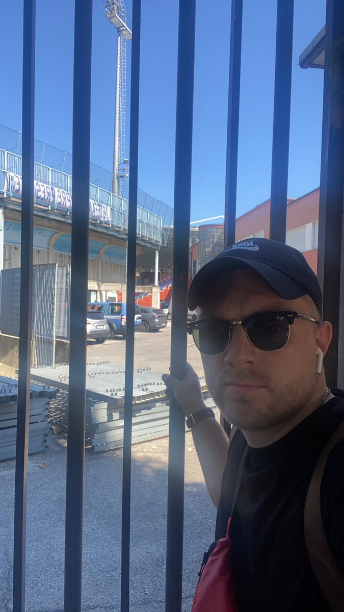 Ef Cesc Fabregas er þarna inni að skrifa undir samning við Como og þeir hleypa mer ekki inn. Dios mio. Kv. Fan nr 1 <a href="/cesc4official/">Cesc Fàbregas Soler</a>