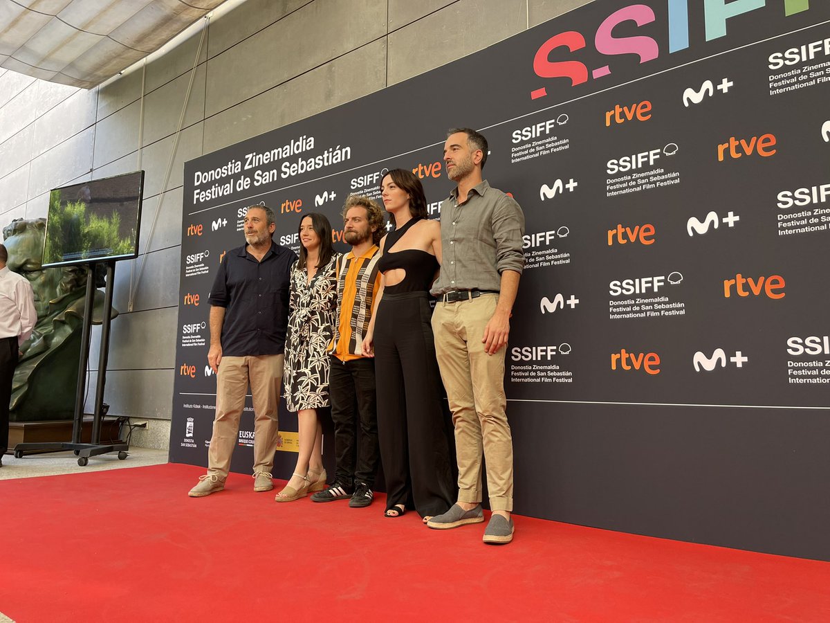 #70SSIFF | #CineEspañol · #SecciónOficial
‘SURO’. El director <a href="/MikelGurreaDir/">Mikel Gurrea</a> zuzendaria con <a href="/vickyluengo/">Victoria Luengo</a> &amp; <a href="/PolicarpLopez/">Pol López</a> aktoreekin.
Los productores Tono Folguera, Claudia Maluenda &amp; Laura Rovirola ekoizleak